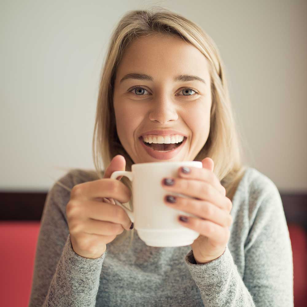 Inicio 10 young woman drinking coffee in cafe EHZK6NS